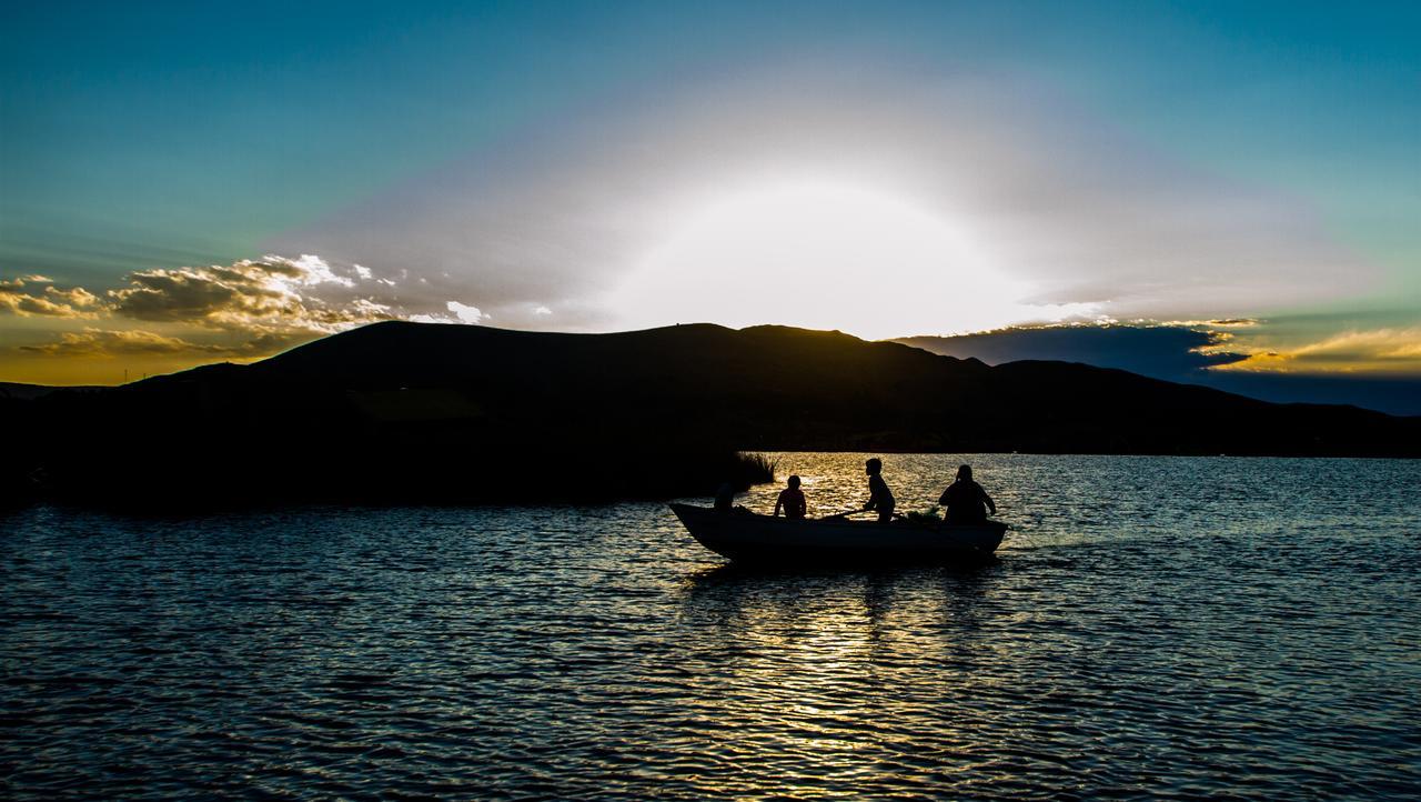 Uros Qhota Uta Lodge Puno Exteriör bild